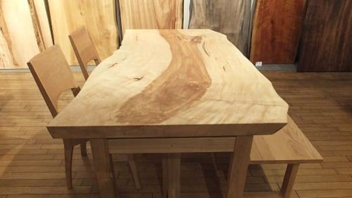 ４０６、【色々やってみようの企画】一枚板テーブルでチェアーを変えたり脚を変えたり色々やってみました。　一枚板と木の家具の専門店エムズファニチャーです。