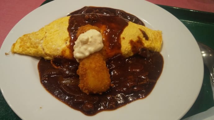 カフェで食べるオムライスランチ