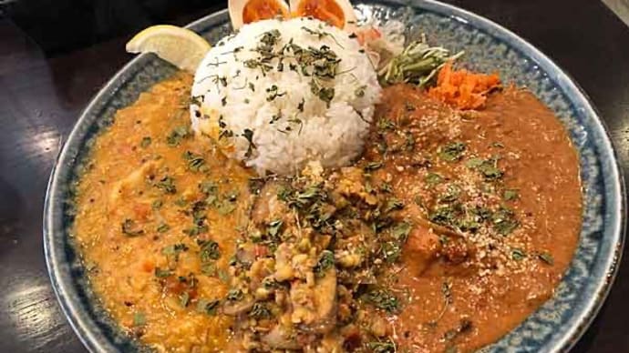 「カリーみよし」 の3種あいがけスパイシーカレー!
