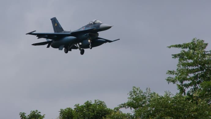 着陸するF-2戦闘機 航空自衛隊 築城基地にて