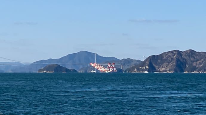 来島海峡大橋下を通過するクレーン台船