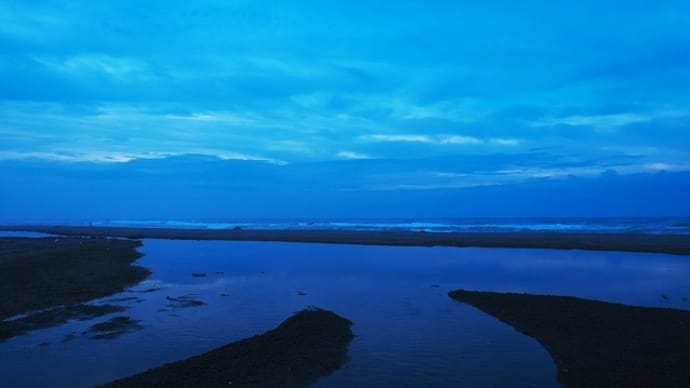 梅雨の晴れ間の浜の風景