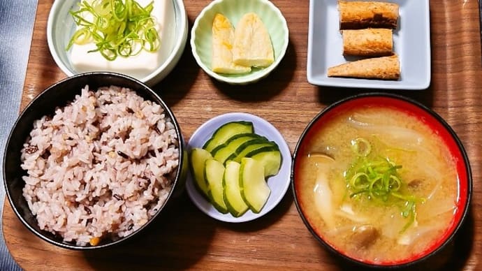 家で朝ごはん(雑穀ごはんに鰹生節、笹かまぼこ、冷奴、新玉ねぎとぶなしめじのみそ汁、はぐら瓜漬)(2025年5月14日)
