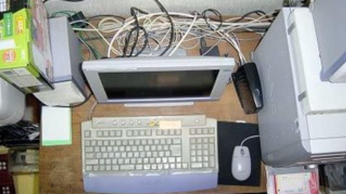 初めのパソコン台も