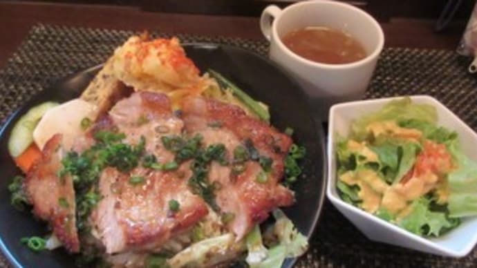 「ジュイップ」の4月20日の日替わりランチは、厚切り豚ロースのにんにく照り焼き丼