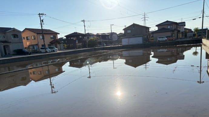 住宅地の周りにも水鏡が増えてきた