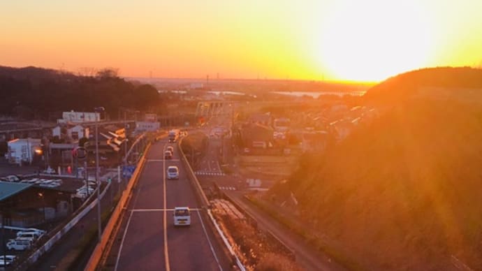 歩道橋の上で