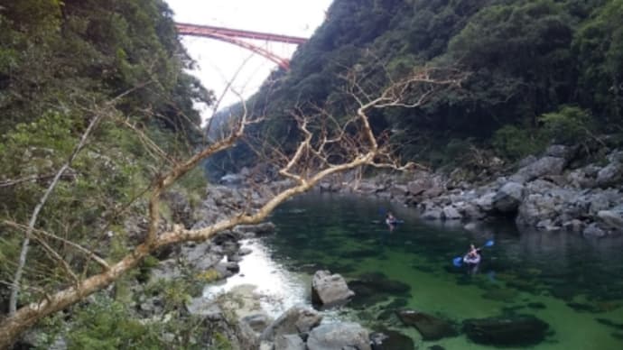 宝石色の水