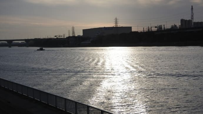 初冬風景と彩雲、美しい航跡波