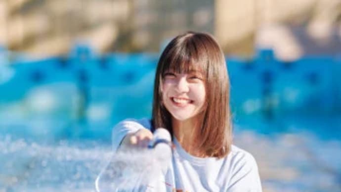 乃木坂46冨里奈央、プールで爽やか“へそ出し”コーデ 『週プレ』表紙&巻頭で圧巻スタイル披露