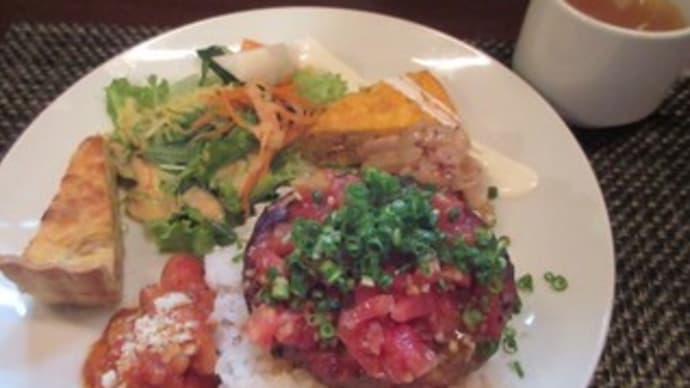 「ジュイップ」の6月22日の日替わりランチは、鶏肉と大葉のつくね トマトと生姜のポン酢ソース。クレームブリュレも!