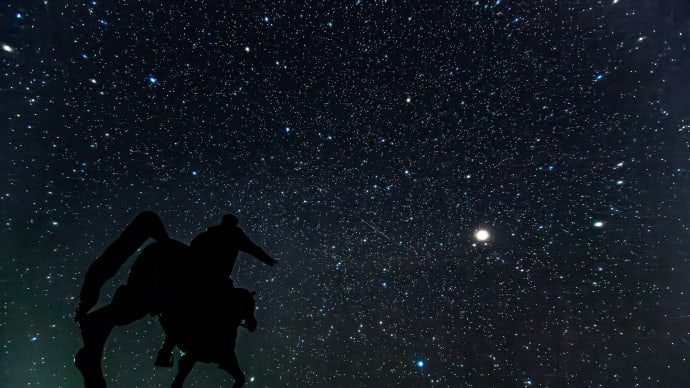 アタテュルク騎馬像と星空