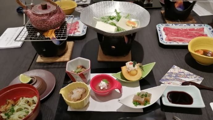 隣りのお姉さん達はご飯見て笑ってた