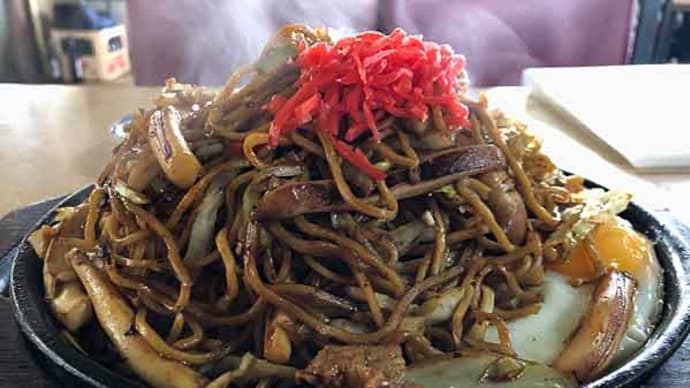 「喫茶ボン」の名物・焼きそば大盛り定食!