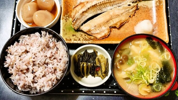 家で朝ごはん(十五穀ごはんに飛魚の塩焼、玉こんにゃく、せんべい汁、広島菜漬)(2023年7月8日)