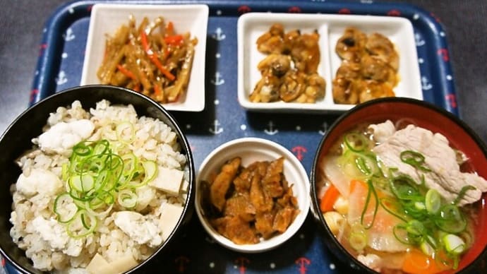 家で朝ご飯(ショウサイフグの炊き込みご飯に豚汁、きんぴらごぼう、焼き蛤&焼きあさり、おかずがっこ(いぶりがっこ))(2021年1月28日)