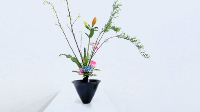 垂れたコデマリ・直線オウゴンコデマリを組み合わせ・・春らしい立花