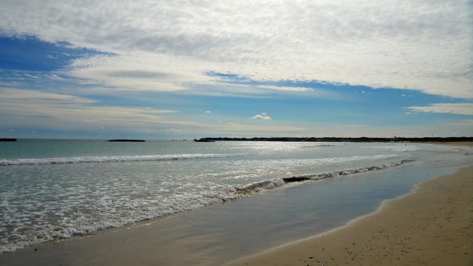 広い渚の空を覆う白い雲