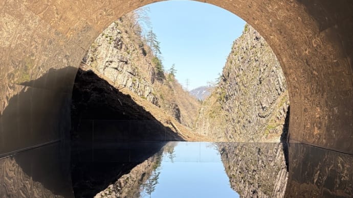 新潟の山奥に水鏡のアートな絶景