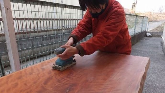 １４８６、アメリカンチェリーの一枚板を仕上げの作業です。 一枚板と木の家具の専門店エムズファニチャーです。