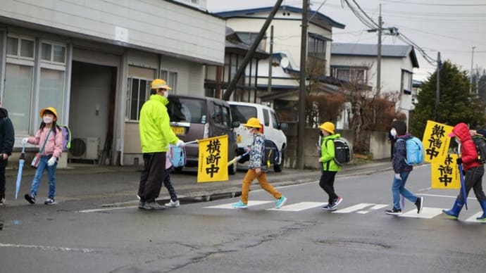 集団登校開始、気をつけて