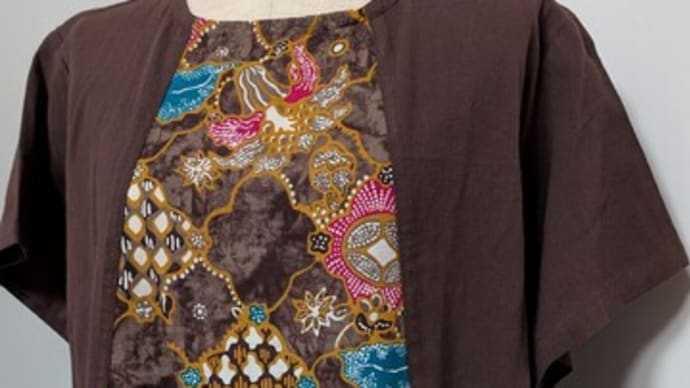 T-blouse featuring Indonesian batik