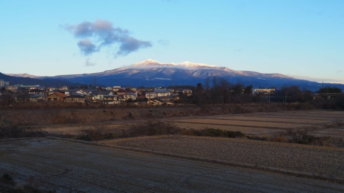 きょうの安達太良(峰の雪と残月と・・・)