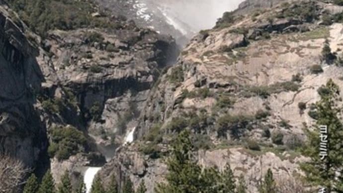ダム放水のごとく千丈滝雪崩る
