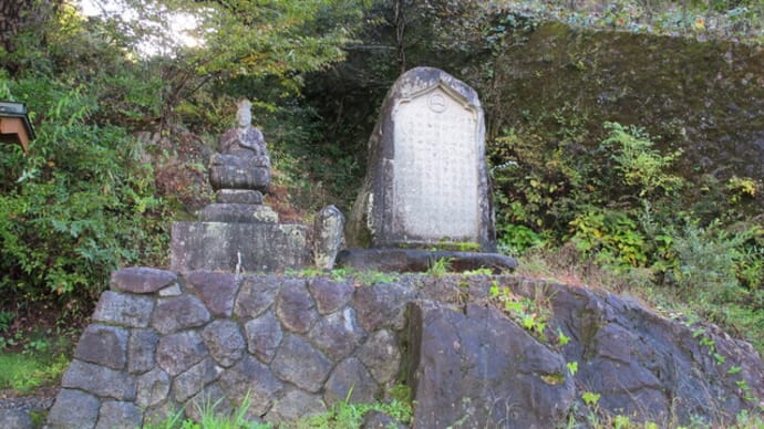 芭蕉の句碑と経塚