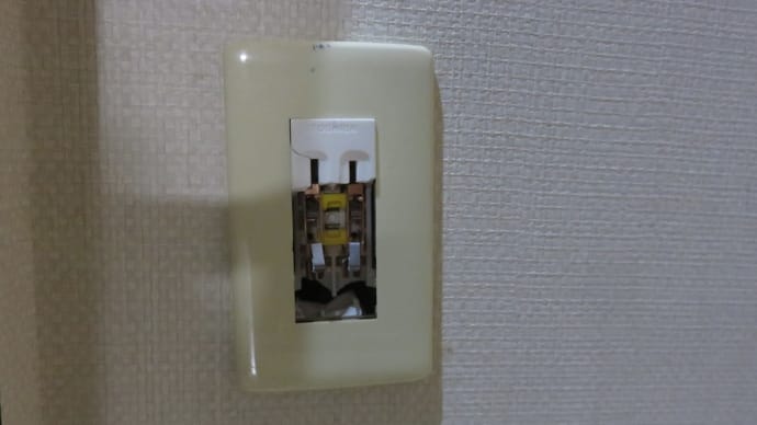 千葉県:船橋市浜町にて、損傷コンセント交換工事