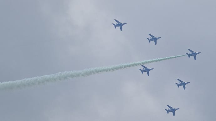 ブルーインパルス、大空にカラースモーク！