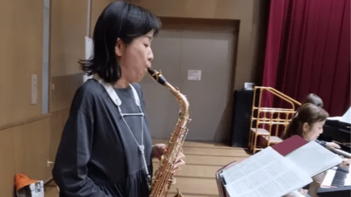 ♪ アルトサックスの嫋嫋とまた豊かな優雅な音色に、歌い終えた歌友さんから拍手が湧いた