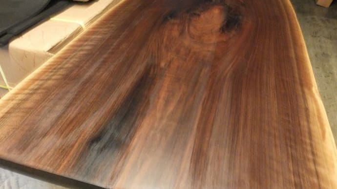 １６９、お届け前の一枚板を最終仕上げ。擦って、それからオイルメンテナンス。木の見極めも大切。一枚板と木の家具の専門店エムズファニチャーです。