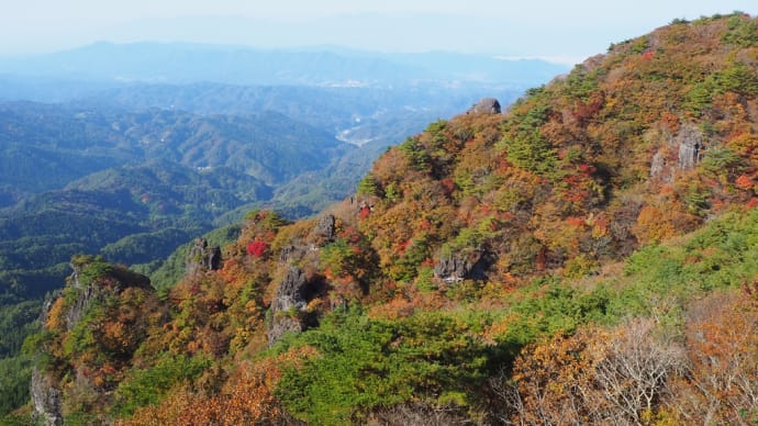名峰霊山紅葉まつり2023(2023.11.3)#1 見下し岩・甲岩・親不知子不知・護摩壇・西物見岩・東物見岩からのそれぞれの展望、そして三角点