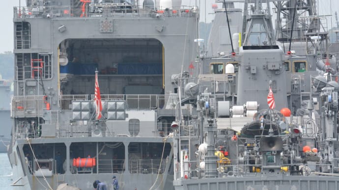 倉島岸壁の掃海艇ひらしま 護衛艦さわぎり 佐世保 2023年3月27日