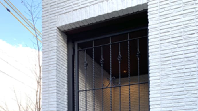 シンプル×クラシカルなデザインの片開き門扉（設置後のお写真）
