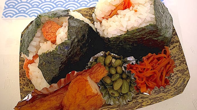 本日も、築地で鮭おにぎり弁当、発売中!