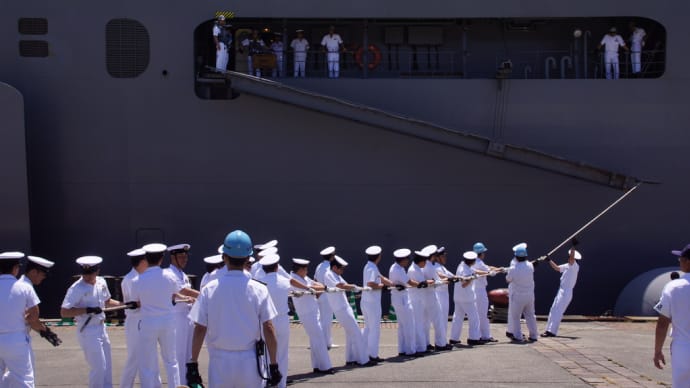 おおすみ型輸送艦の舷梯設置作業