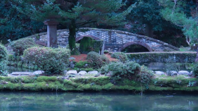 ●尾山神社(2) 図月橋 神門 前田利家公の像 蓮とカエルのオブジェ 回遊式庭園(池泉式)