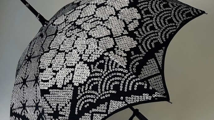 「黒と白の総絞りの着物で作る日傘」