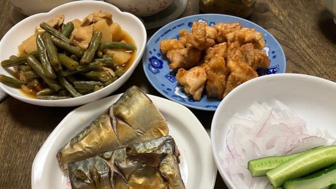 キュウリを食べる