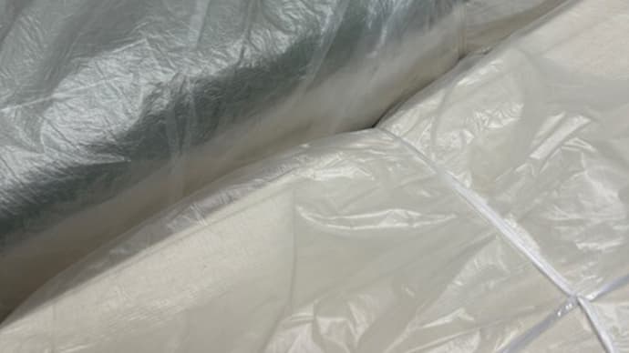 インドに送る荷物をつくる。
