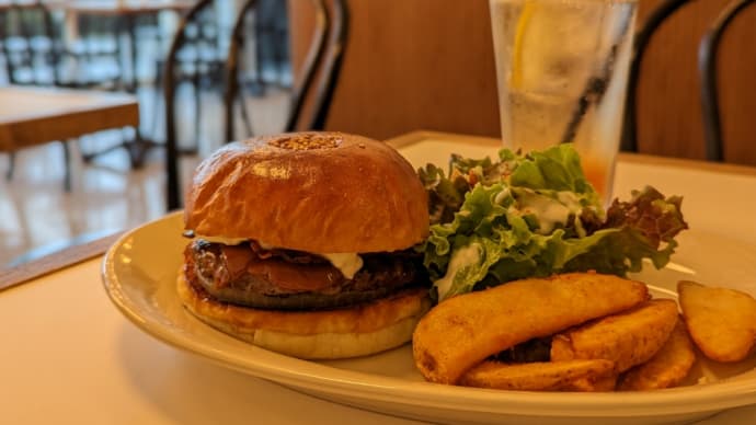 昨日の夕方から一夜明けて帰京するまでハンバーガー