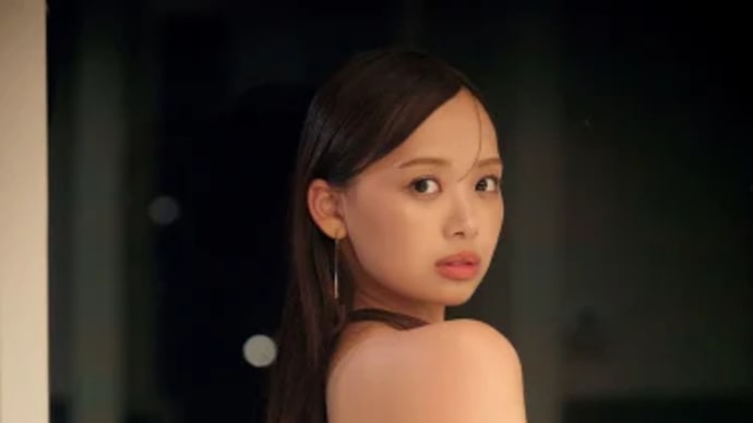 日向坂46濱岸ひより、美背中全開ショット解禁 全国4都市でパネル展開催も決定