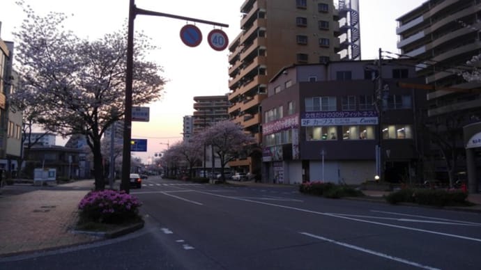 緊急事態宣言初日の街で...