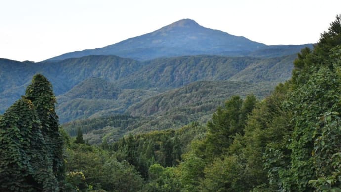 黒い鳥海山(2023年9月23日)