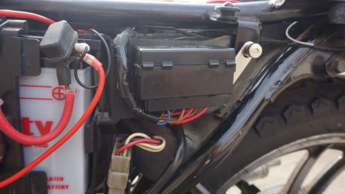 RZ250にスペイシーのヒューズボックスを流用する(1)