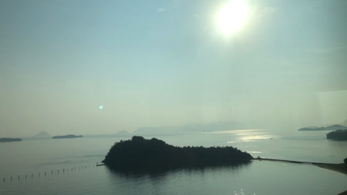 朝7時の新幹線で四国に出張、瀬戸大橋を渡って香川県へ入ります・・・瀬戸内海が綺麗です!