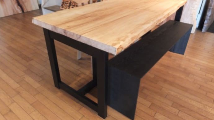 ３７、新築の方に、人気の栃の一枚板テーブルとか、ベンチタイプのソファーとか。一枚板と木の家具の専門店エムズファニチャーです。