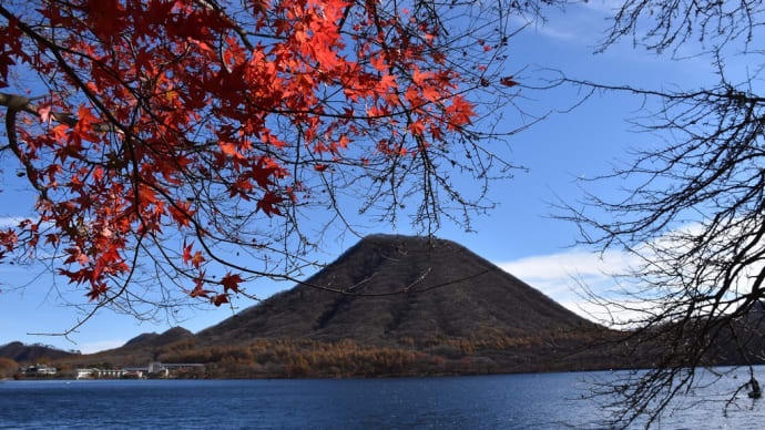 もみじ狩り 群馬県高崎市榛名湖町 榛名湖一周(3)もみじと一緒に榛名富士